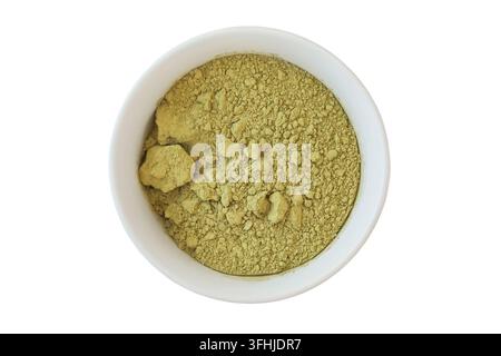 Japanischer grüner Tee. Matcha-Tee in einer Keramikschale isoliert auf weißem Hintergrund. Gesundes Getränk. Ansicht von oben. Stockfoto