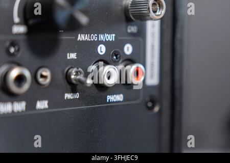 Nahaufnahme des Eingabebereichs eines Stereo-Verstärkers mit weißen und roten RCA-Anschlüssen für hochqualitative analoge Klangübertragung in einem moder Stockfoto