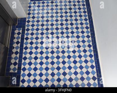 Detail eines Bodens in Marokko mit hellblauen und dunkelblauen Zellige-Fliesen Stockfoto