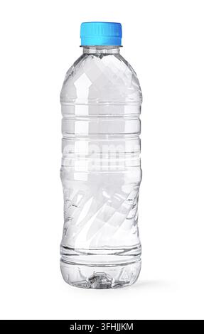 Transparente Plastik-Wasserflasche mit einem blauen Schraubverschluss, gefüllt mit erfrischendem Trinkwasser Stockfoto