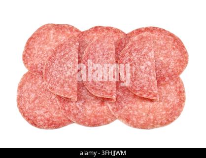 Scheiben Winter-Salami auf weißem Hintergrund. Es ist eine ungarische Spezialität aus Schweinefleisch und Gewürzen, gereift und geräuchert. Stockfoto