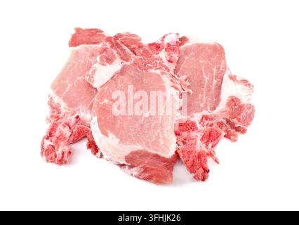 Rohe Schweinekoteletts auf weißem Hintergrund. Stockfoto