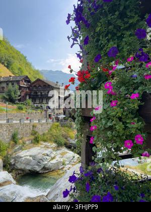 die blumengeschmückte Terrasse eines typischen Walsertageshauses im Dorf Rassa in Valsesia Stockfoto