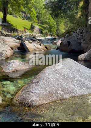 die wunderbaren türkisfarbenen Gewässer des Baches, der durch das Val di Mello fließt Stockfoto