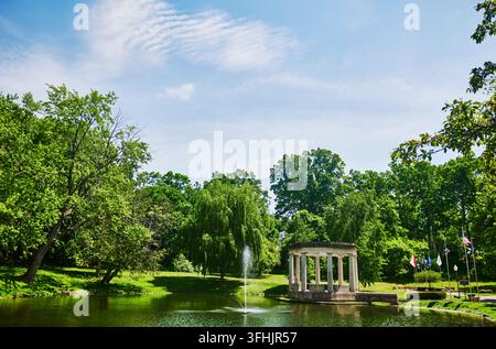 der ikonische Brunnen und der klassische Pavillon im Congress Park, ein historisches Denkmal im Herzen von Saratoga Springs, New York Stockfoto