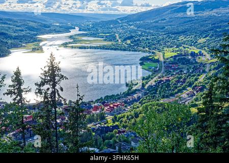 Erhöhte Ansicht, die das Dorf Åre, den See Åresjön, die umliegenden Berge und Wälder unter einer bewölkten Himmel zeigt Stockfoto