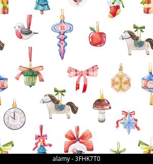 Nahtloses Muster von handgezeichneten Vintage-Wasserfarben-Weihnachtsbaumspielzeugen und Dekorationen auf Weiß. Perfekt für Geschenkpapier, Grußkarten und Feiertags Stockfoto