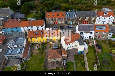 Luftaufnahme historischer alter Häuser im Dorf Lower Largo an der Küste des Firth of Forth in Fife, Schottland, UK Stockfoto