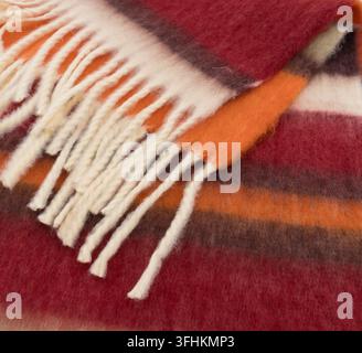 Flauschige gestreifte mehrfarbige Decke im Nahaufnahme Stockfoto