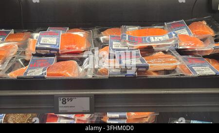Chantilly, Virginia, USA – 13. September 2026: Gekühlte Atlantischer-Lachsfilets in einem Supermarkt. Portioniert frischer Roter Fisch in Vakuumverpackung Stockfoto