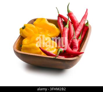 Chilipeper und Habanero in einer Holzschale Stockfoto