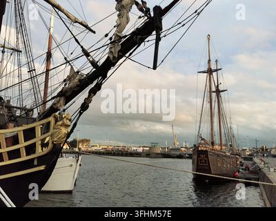 SAINT-MALO, FRANKREICH - 28. SEPTEMBER 2023: Große Schiffe mit kunstvollem Takelwerk und einem goldenen Galionsfiguren sind im historischen Hafen von Saint-Malo vertäut Stockfoto