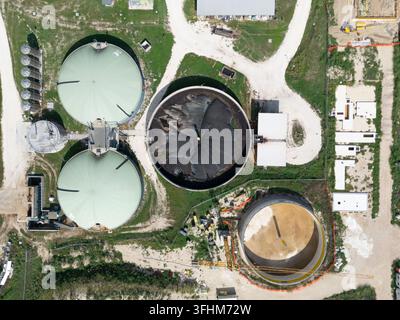 Luftaufnahme einer industriellen Biogasanlage mit großen runden Speichertanks und Infrastruktur in Italien. Stockfoto