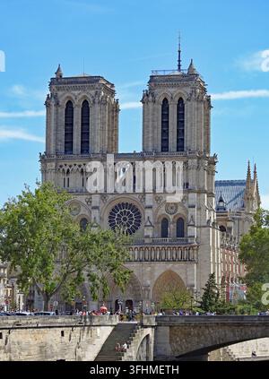PARIS, FRANKREICH-23. AUGUST 2026: Notre Dame de Paris, gesehen von der Brücke über die Seine in Paris, Frankreich, an einem schönen Sommertag Stockfoto