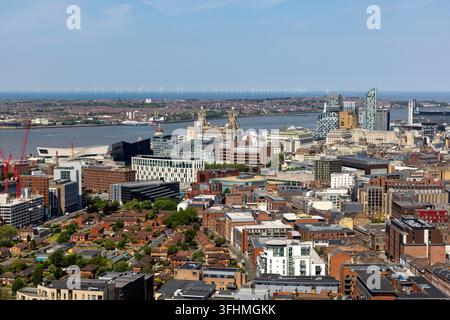 Interne und externe Ansichten der historischen Liverpool Cathedral, einschließlich des großen Innenraums, der ikonischen Pfeifenorgel und der St James Gardens. Stockfoto