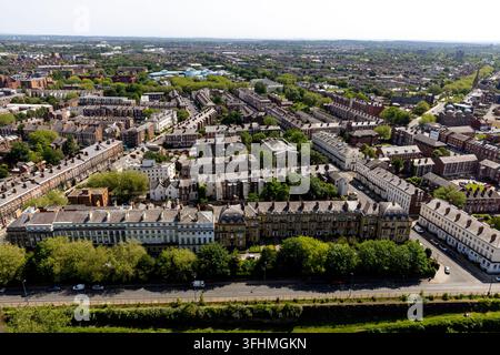 Blick auf Liverpool vom Dach der historischen Liverpool Cathedral, einschließlich des prächtigen Interieurs, der ikonischen Orgel und der St James Gardens. Stockfoto