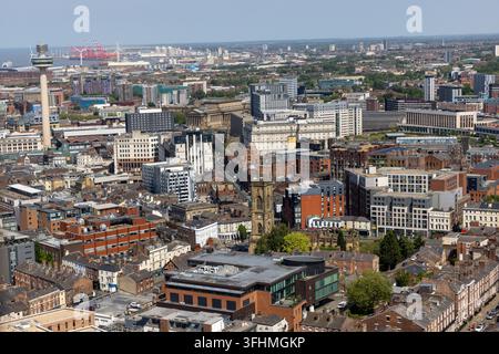Blick auf Liverpool vom Dach der historischen Liverpool Cathedral, einschließlich des prächtigen Interieurs, der ikonischen Orgel und der St James Gardens. Stockfoto