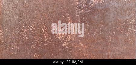 Breiter horizontaler Hintergrund aus verwittertem rostigem Metallblech mit satten orangefarbenen, braunen und kupferfarbenen Tönen. Korrodierte Eisenplattentextur mit Verfall-Effekt an Stockfoto