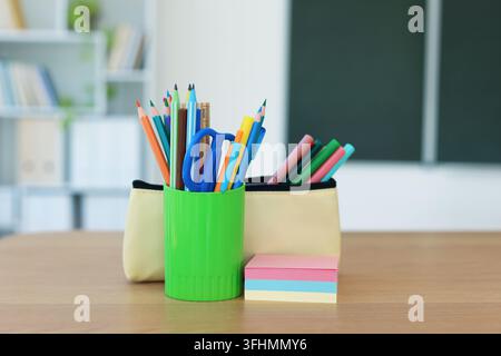 Schreibzeug auf einem Holztisch im Klassenzimmer, Nahaufnahme Stockfoto
