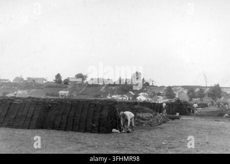 Torf trocknet auf einem Feld nahe Rury, Lublin, mit in Reihen gestapelten Blöcken, 1940. Stockfoto