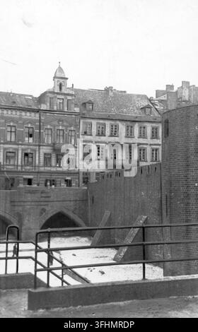 Überreste von Verteidigungsmauern in der Nähe des Altstadtmarktes, 1944, mit beschädigten Gebäuden mit zerbrochenen Fenstern und strukturellen Schäden sowie einem Kuppelturm. Stockfoto