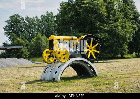 Estland – 28. Juni 2026. Vintage-Fordson-Traktor-Denkmal auf einem Podest Stockfoto