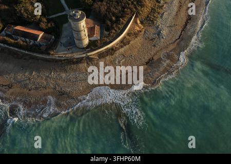 Charente-Maritime, Nouvelle-Aquitaine, Frankreich – 17. September 2026: Luftaufnahme des Leuchtturms Phare des Baleines an der Küste von Ile de Re, mit Wa Stockfoto