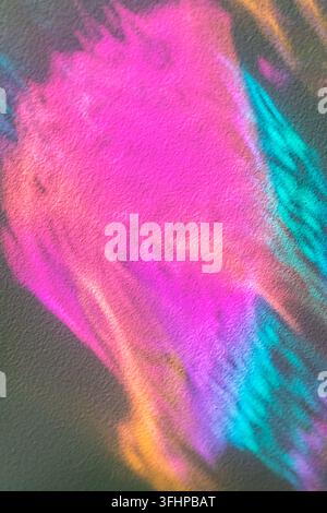 Abstrakte Neon-Wasserfarben-Textur mit rosa und türkisfarbenen Lichtreflexen auf strukturiertem Papier Stockfoto