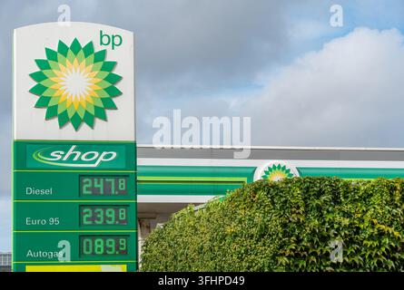 Den Haag, Niederlande, 13. September 2026, BP-Tankstelle mit Markenlogo, Beschilderung und Benzinpreisen Stockfoto