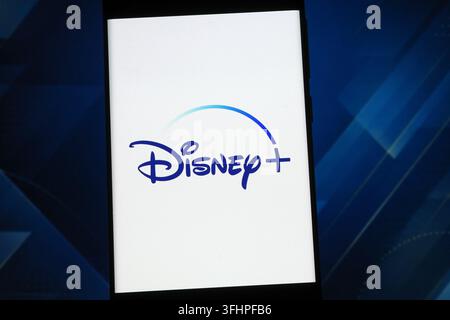 Disney+-Logo, das auf einem Smartphone-Bildschirm angezeigt wird. Disney+ ist ein Streamingdienst der Walt Disney Company. Stockfoto
