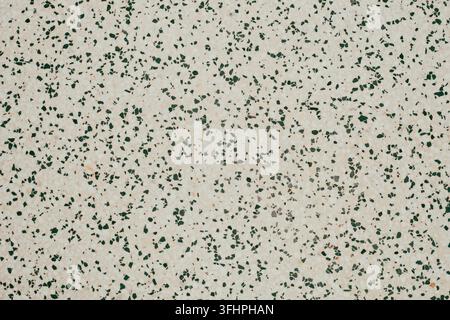 Beige Terrazzotextur mit dunkelgrünen und grauen Steinchen Stockfoto