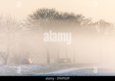 Auto auf einer vereisten Straße im Winter. Stockfoto