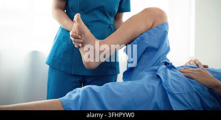 Gesundheitswesen, Physiotherapeut und Patient mit Fußverletzung, Dehnen und Genesung mit Behandlung, Heilung oder Pflege. physische Therapie Stockfoto