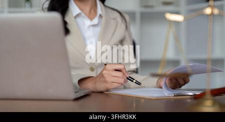 Professioneller Rechtsanwalt, der am Schreibtisch mit Dokumenten und Laptop in moderner Büroumgebung arbeitet Stockfoto