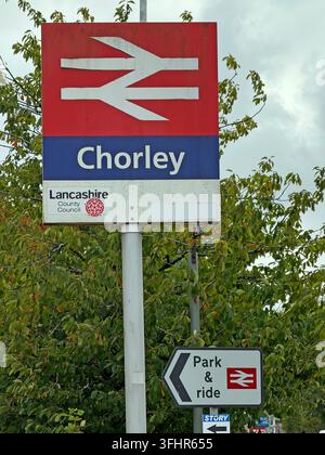 Bahnhofsschild mit doppeltem Pfeil der British Rail am Bahnhof Chorley in Lancashire, Nordwestengland. Stockfoto