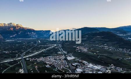 Luftbild eines Bergtals, Weinberge und Autobahnen in Norditalien. Standard Stockfoto