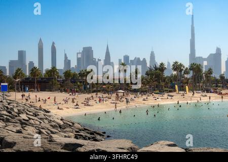 Panoramablick auf den beliebten Strand La Mer in Dubai, VAE. Küste mit azurblauem Meer und Hochhäusern im Hintergrund, Vereinigte Arabische Emirate Stockfoto