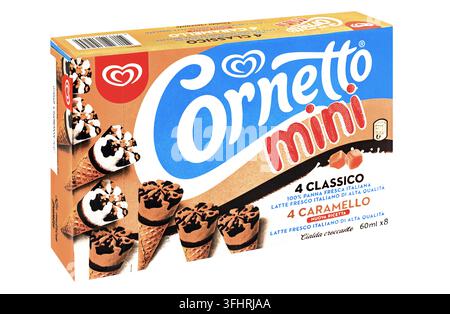 Algida Cornetto mini, Pack mit acht klassischen und Karamell-Eiswaffeln, italienisches Produkt isoliert Stockfoto