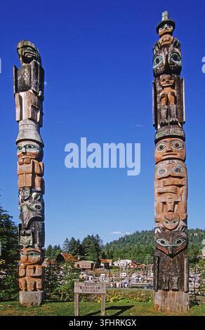 Zwei Tlingit-Indianer-Totempfähle – Wrangell – Südost-Alaska Stockfoto