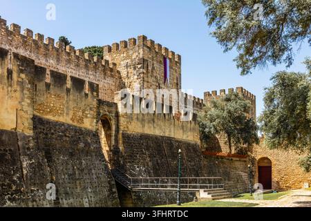 Mittelalterliche Festung Castelo de Sao Jorge, historischer Burgkomplex auf einem Hügel über der Stadt mit Blick auf Lissabon und den Tejo, Lissabon, Portugal, Lissabon Stockfoto