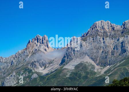 schroffe Gipfel und ikonischer Kalksteingipfel des Naranjo de Bulnes – auch bekannt als Picu Urriellu – im Nationalpark Picos de Europa im Norden Spaniens Stockfoto