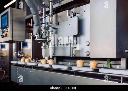 Herstellung für die automatische Produktion von Eiswaffeln. Förderband in Waffeltassen, Crème brûlée. Süßigkeiten moderne Fabrik. Foo Stockfoto