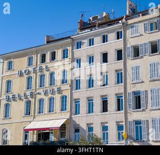 MARSEILLE, FRANKREICH - 16. SEPTEMBER 2026 - Hotel Belle Vue-Fassade mit Fenstern und Fensterläden in Marseille, Frankreich Stockfoto