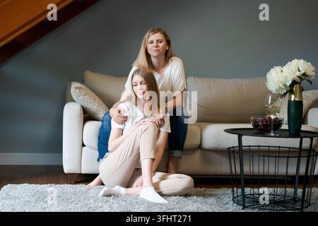 Porträt einer alten Mutter und einer reifen Tochter, die zu Hause umarmen. Glückliche Senior-Mutter Stockfoto