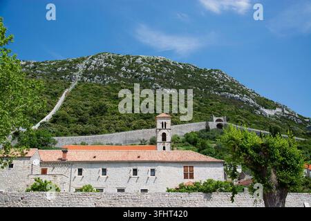 Kleine Stadt Ston auf der Halbinsel Peljesac im Süden Kroatiens Stockfoto