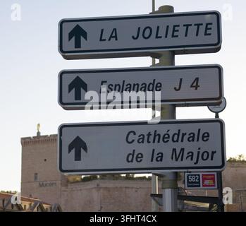 MARSEILLE, FRANKREICH - 16. SEPTEMBER 2026 - Straßenschild, das Hinweise zu den wichtigsten Sehenswürdigkeiten in Marseille, Frankreich, gibt Stockfoto