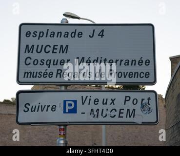 MARSEILLE, FRANKREICH - 16. SEPTEMBER 2026 - Straßenschilder, die Richtweisungen zu kulturellen Sehenswürdigkeiten und Parkplätzen in Marseille, Frankreich geben Stockfoto