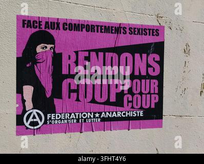 MARSEILLE, FRANKREICH - 16. SEPTEMBER 2026 - Aktivistenplakat, das Anarchie und Feminismus in Marseille, Frankreich, fördert Stockfoto