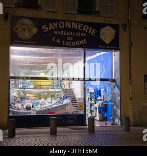 MARSEILLE, FRANKREICH - 16. SEPTEMBER 2026 - Savon de Marseille-Seifenfabrik und Museumsfassade bei Nacht in Marseille, Frankreich Stockfoto