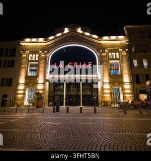 MARSEILLE, FRANKREICH - 16. SEPTEMBER 2026 - Das Theatergebäude La Criee in Marseille, Frankreich, bei Nacht beleuchtet Stockfoto